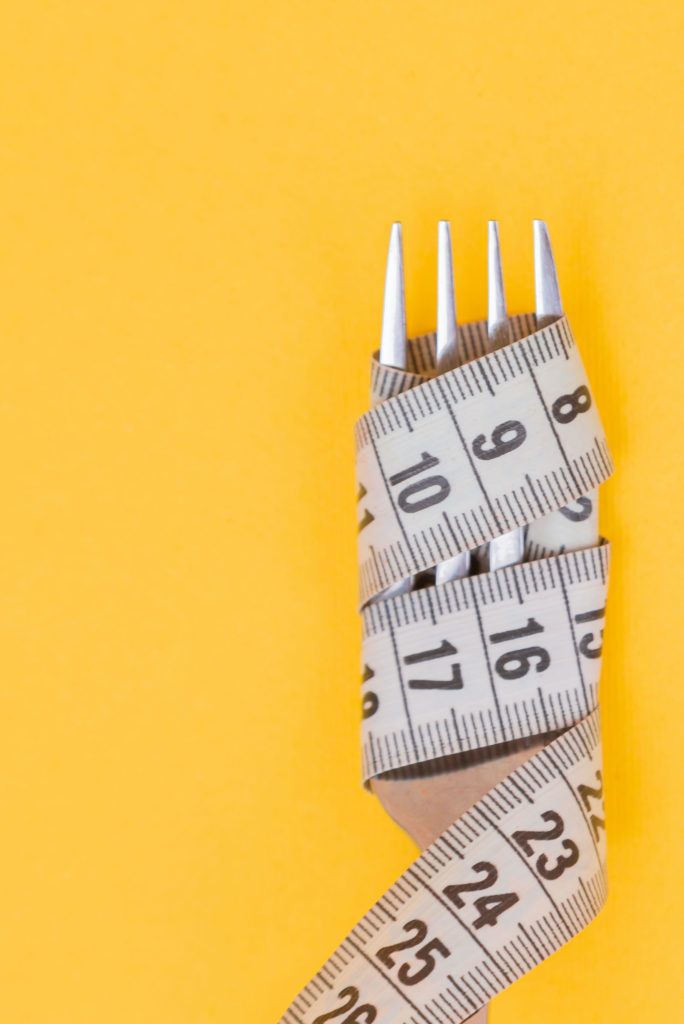 Tenedor con cinta de medir nutrición